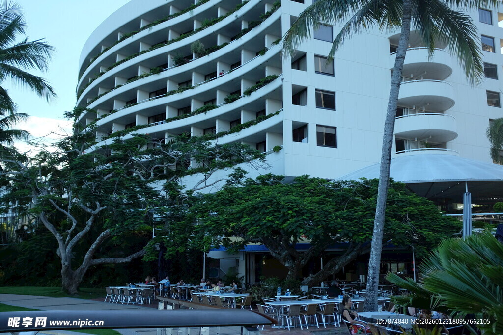 海滨白色多层度假酒店