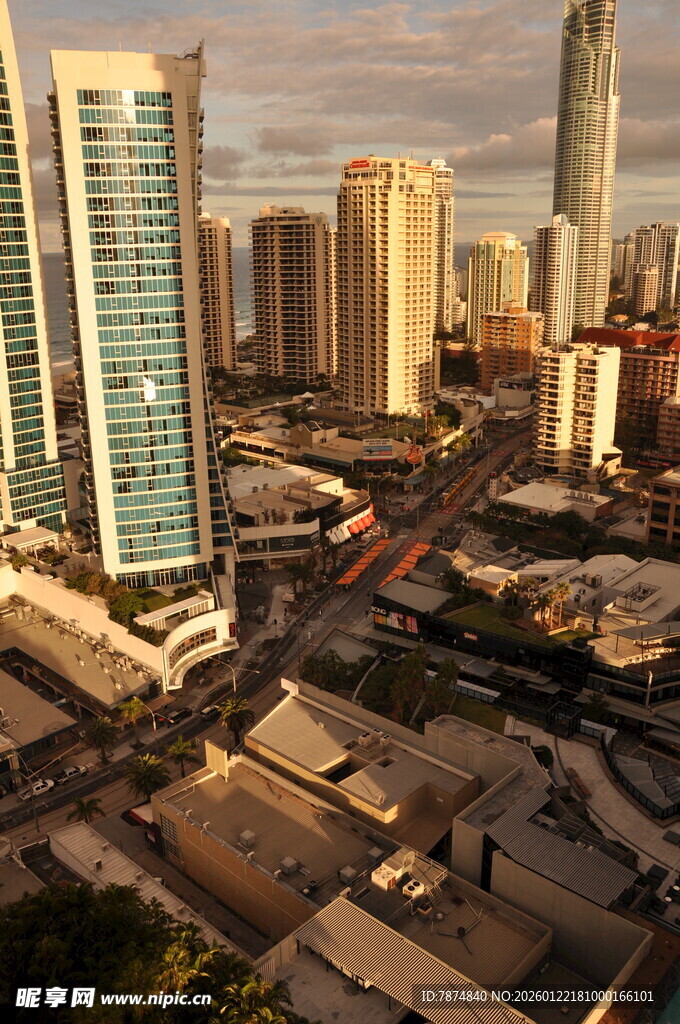 城市高楼与街道景观