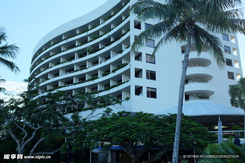 海滨白色多层度假酒店