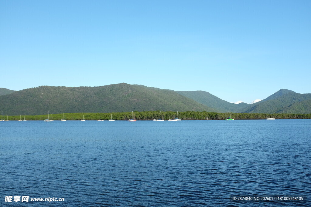 宁静湖畔青山美景