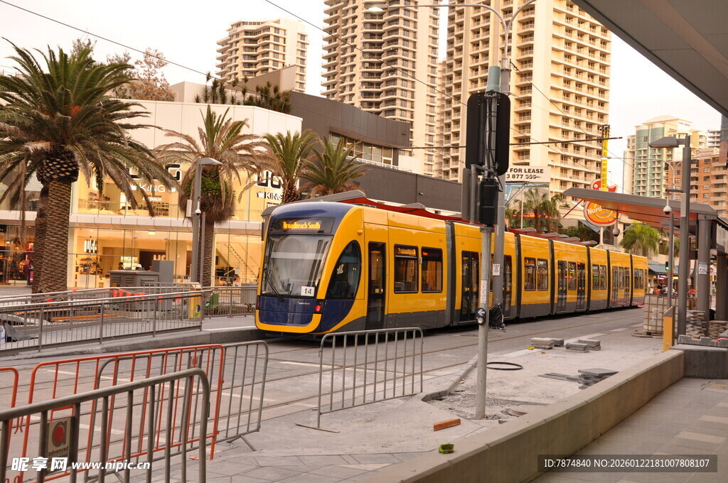 城市街道上的黄色有轨电车