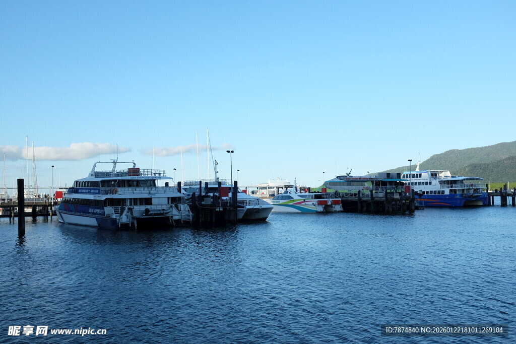 港口停泊的多艘船只