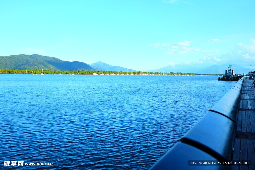 蓝色宽阔水域旁的美丽景致