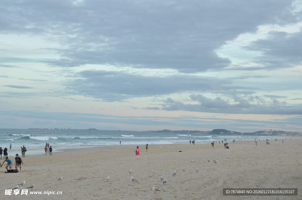黄昏下热闹的沙滩景象