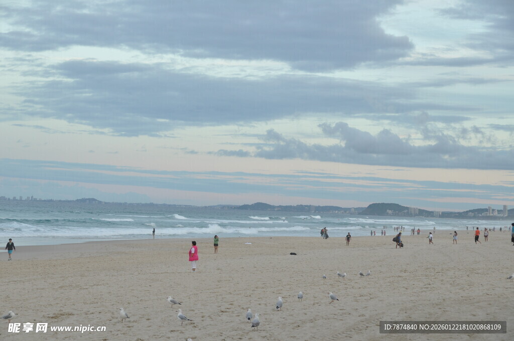 海滩上的悠闲人群与海景