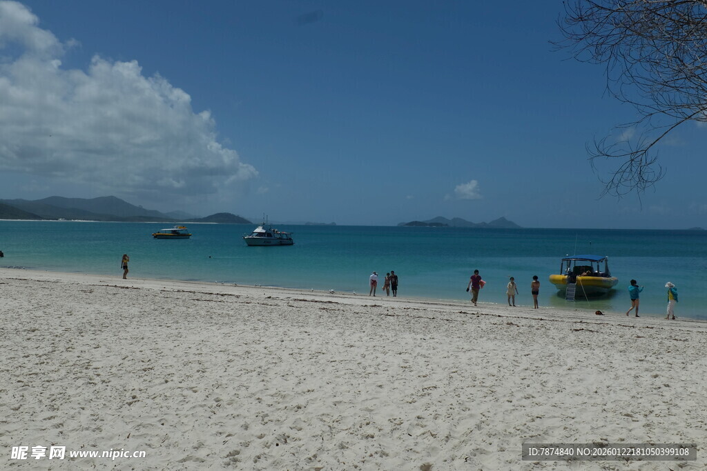 美丽海滩上的悠闲景象