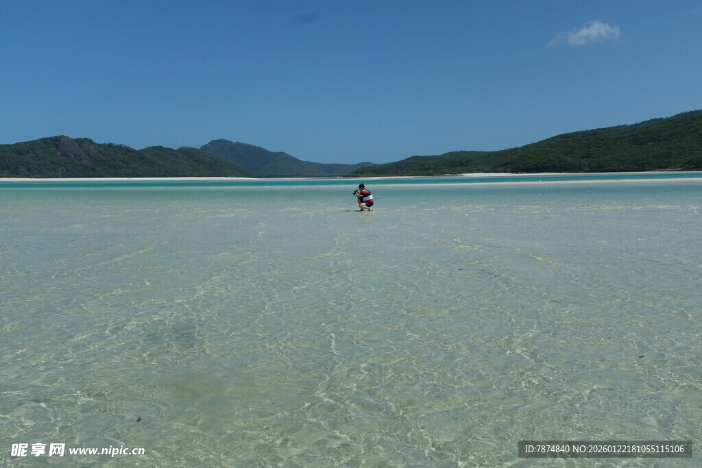 漫步于清澈浅滩的旅人