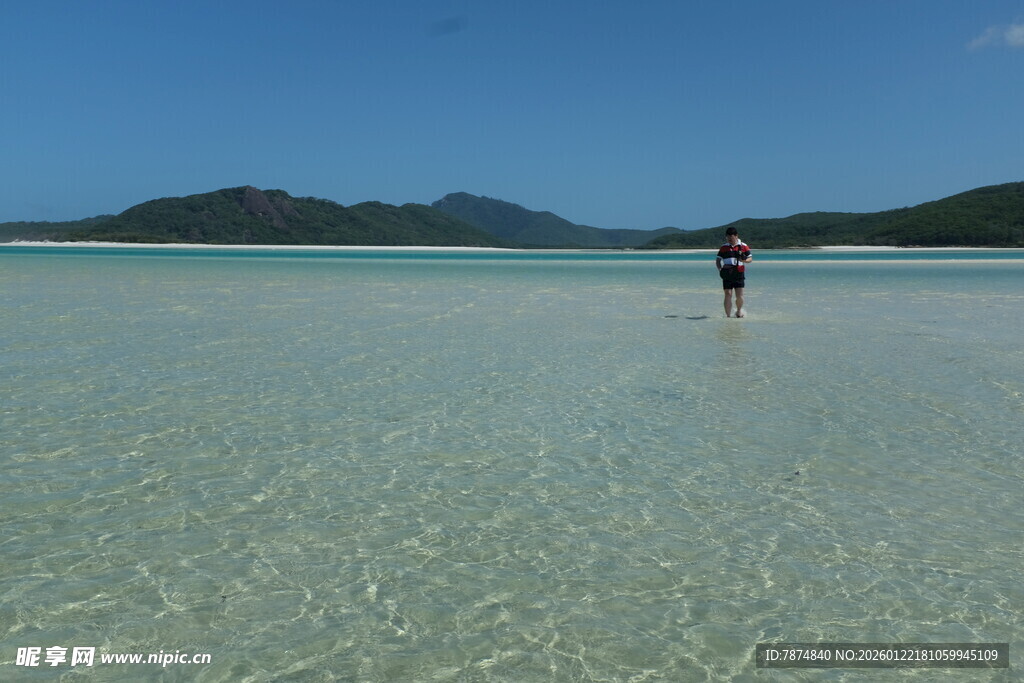 漫步清澈浅海的美丽景致