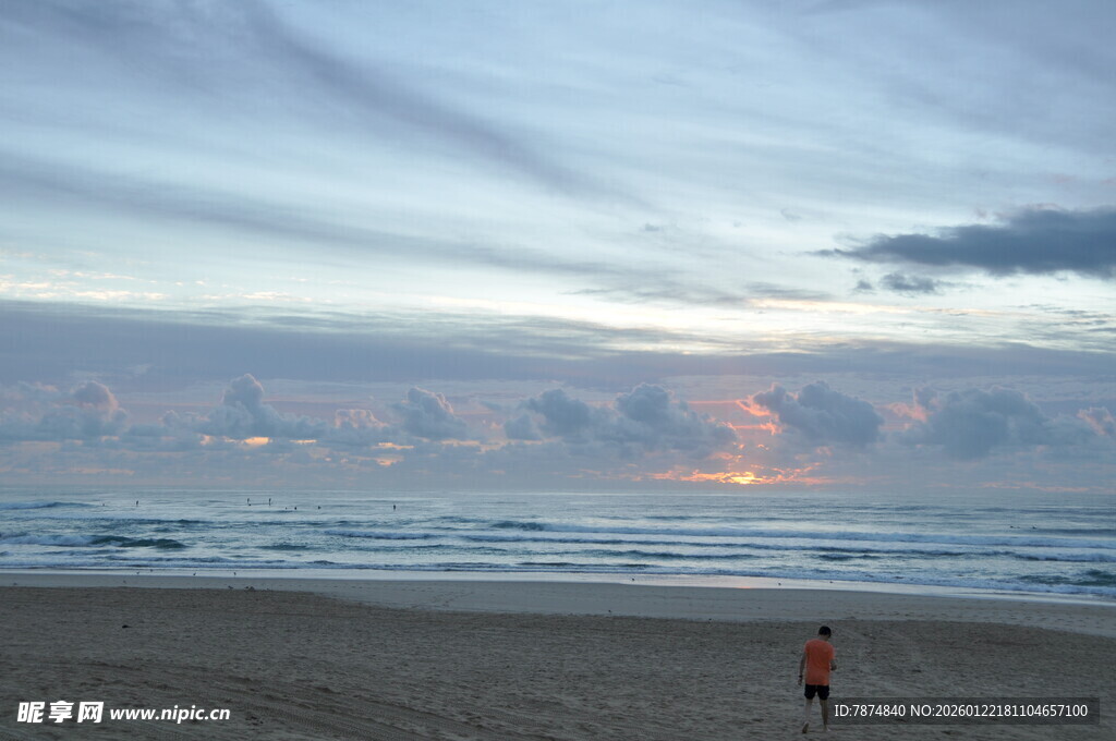 海滩黄昏下的孤独身影