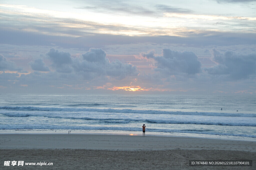 海边日落一人漫步美景