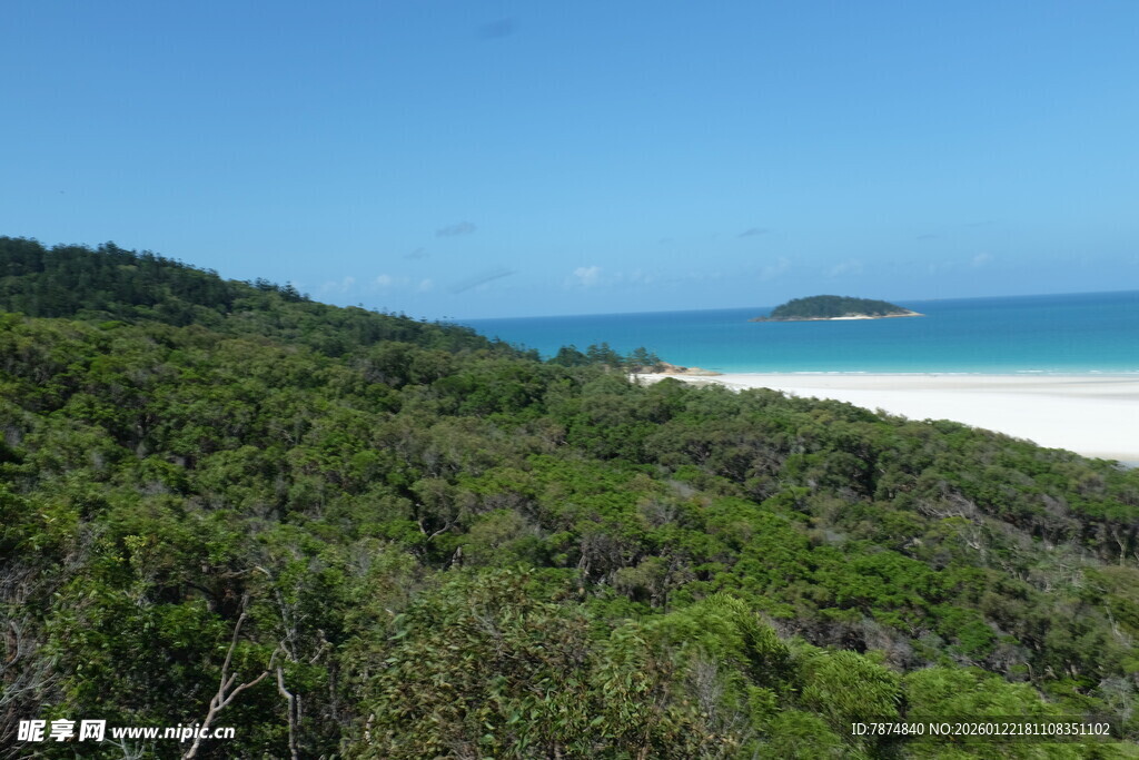 海岸绿植环绕的美丽景致