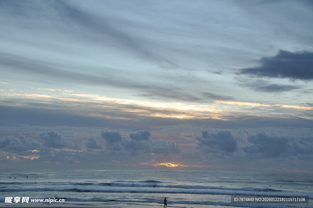 海边日落时分的美丽景象