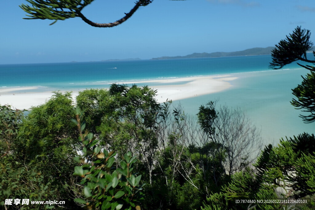 海岸风光 绿树环绕的蓝色海域