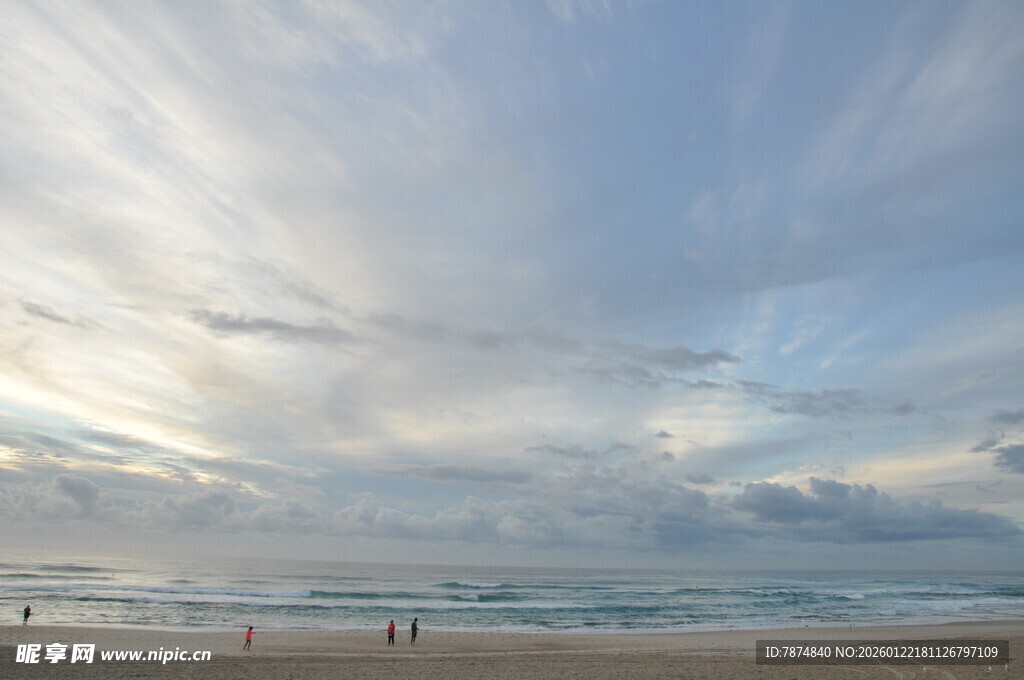 海边天空下的宁静沙滩