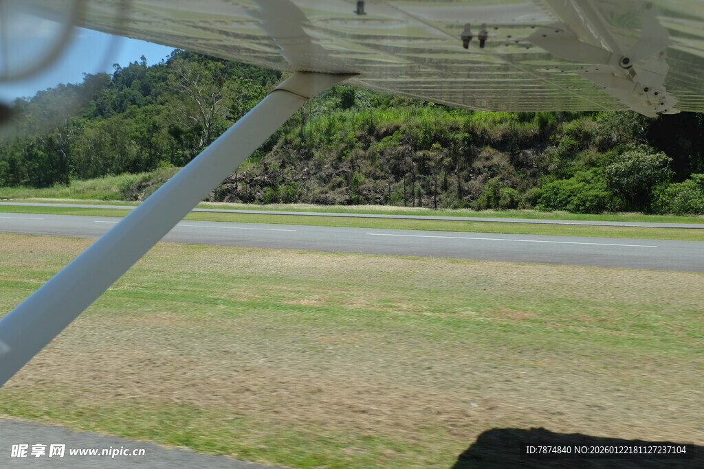 飞机视角下的跑道景象
