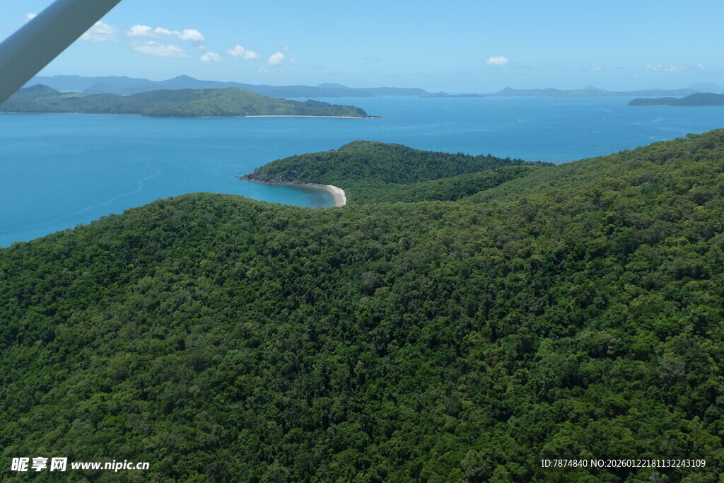 俯瞰碧海青山岛屿美景