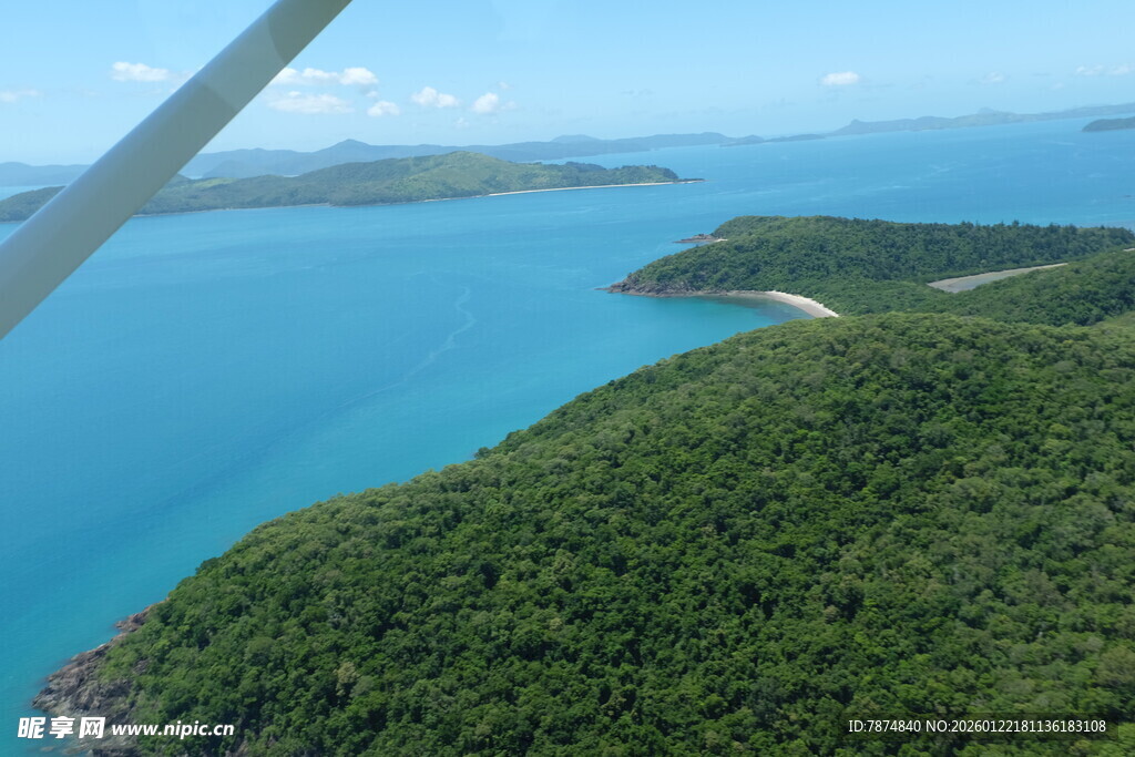 俯瞰碧海环绕的葱郁岛屿