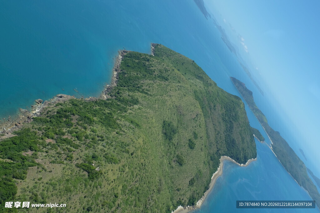 海岛绿意盎然的美丽景致