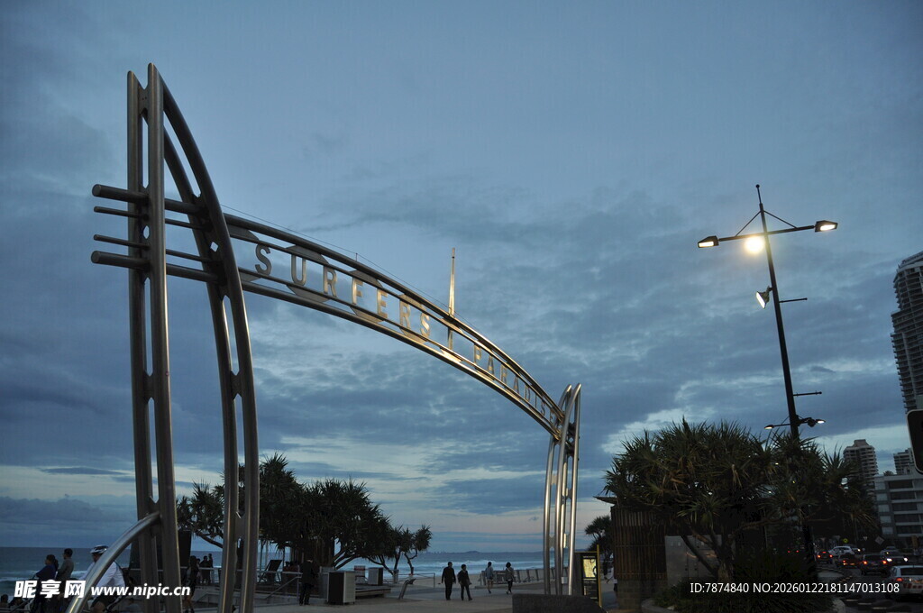 城市傍晚的独特拱形建筑