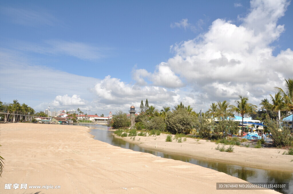 海滨风光 沙岸绿树伴河流