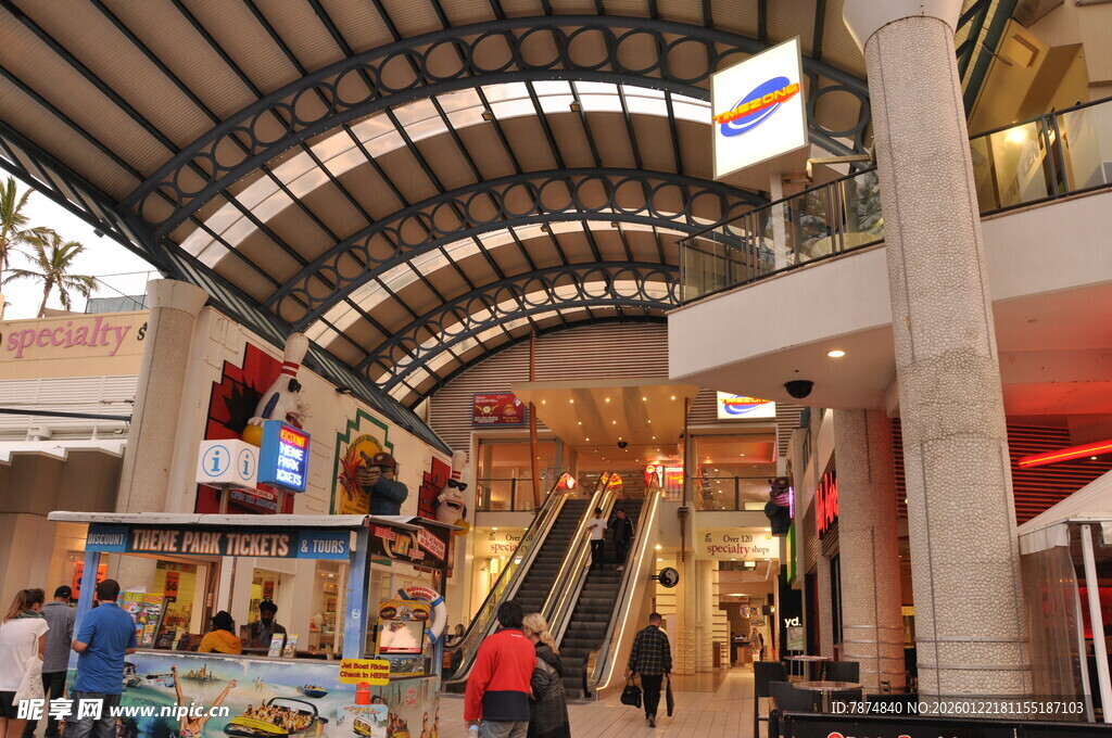 商场内部热闹场景