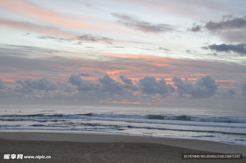 海边日出时的美丽云霞