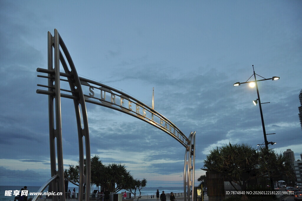 城市夜景中的独特拱形建筑