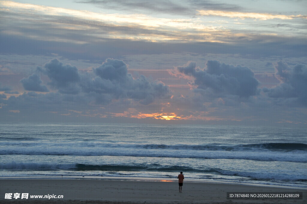 海边日落一人漫步美景