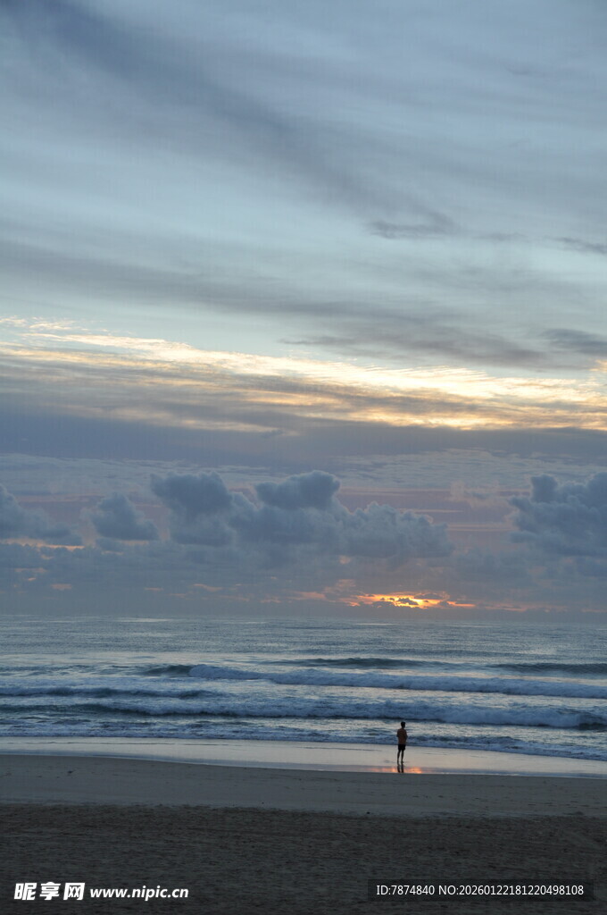 海边日落时的孤独身影