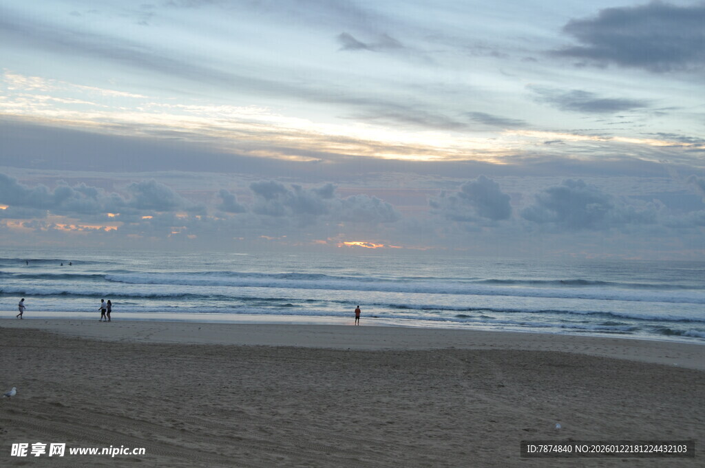 海边日落时分的静谧沙滩