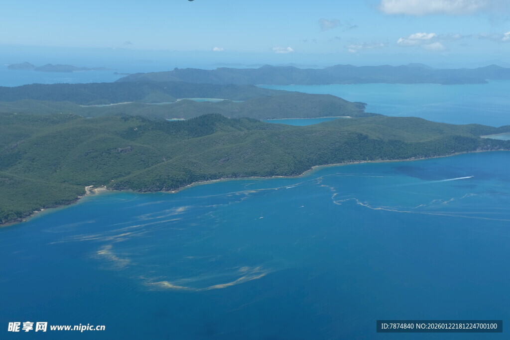 俯瞰蓝色海湾与岛屿