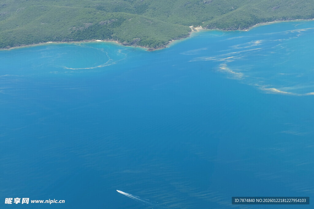 俯瞰蓝色海域与船只