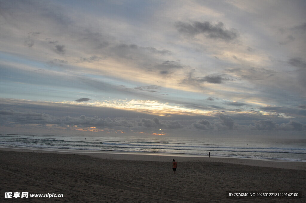海边黄昏美景 一人漫步