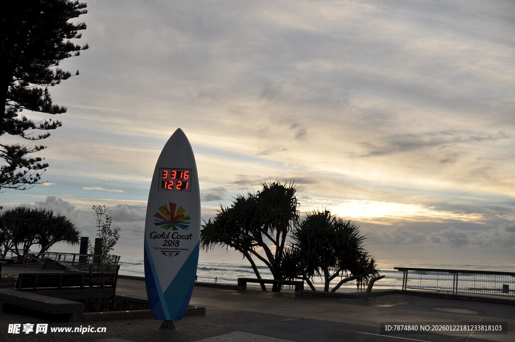 海边冲浪板与黄昏美景