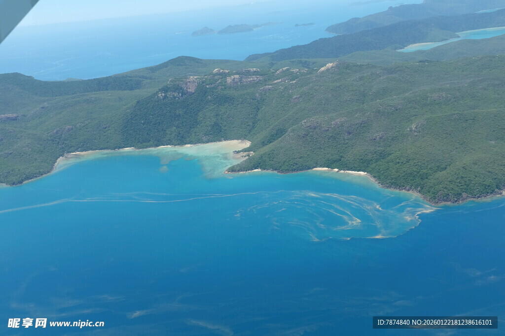 俯瞰美丽海岛蓝色海域