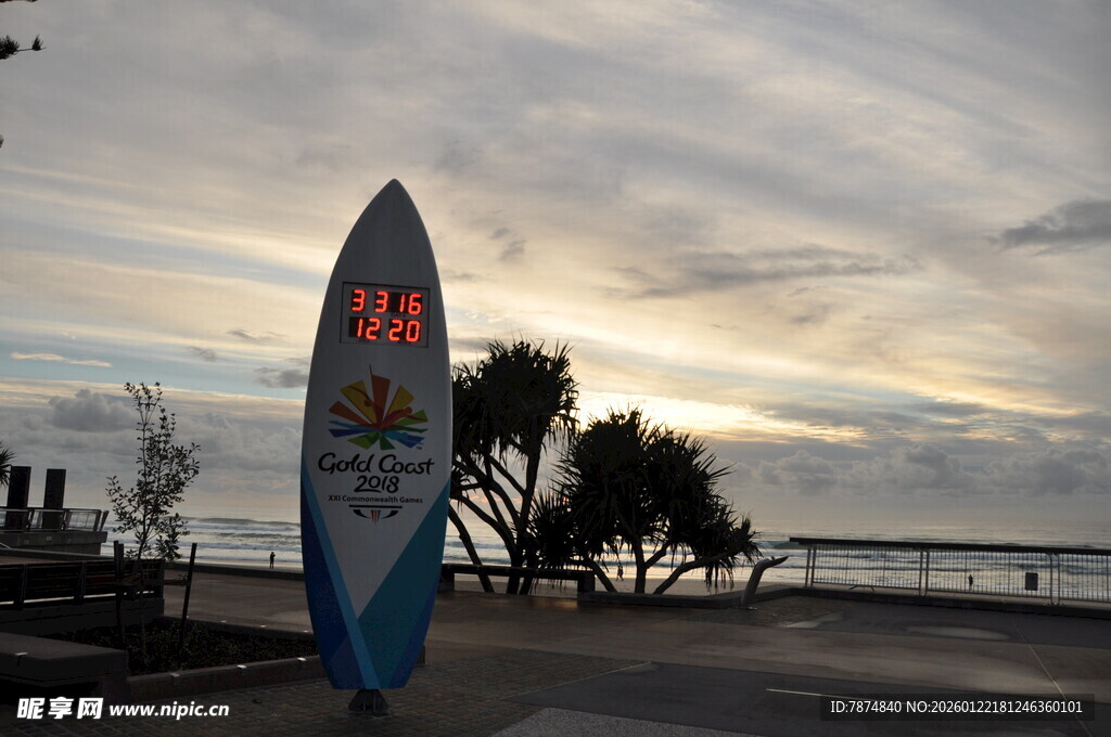 海边冲浪板静立黄昏美景