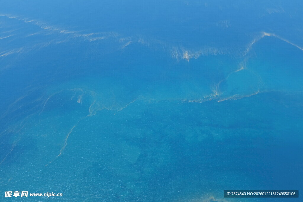 俯瞰蔚蓝迷人的海洋景色