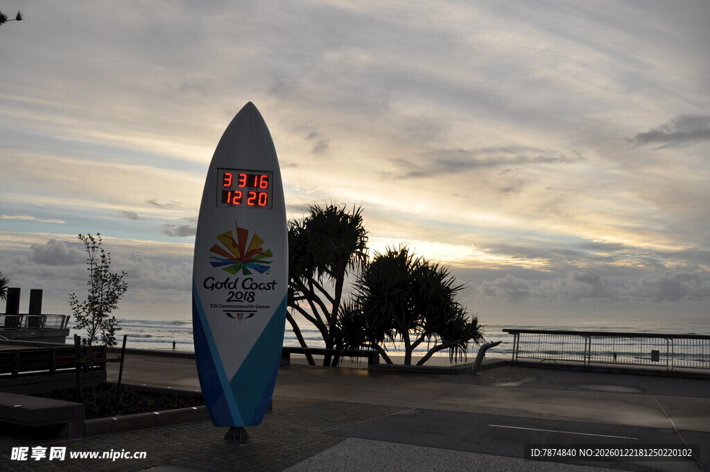 海边冲浪板与美丽天际线