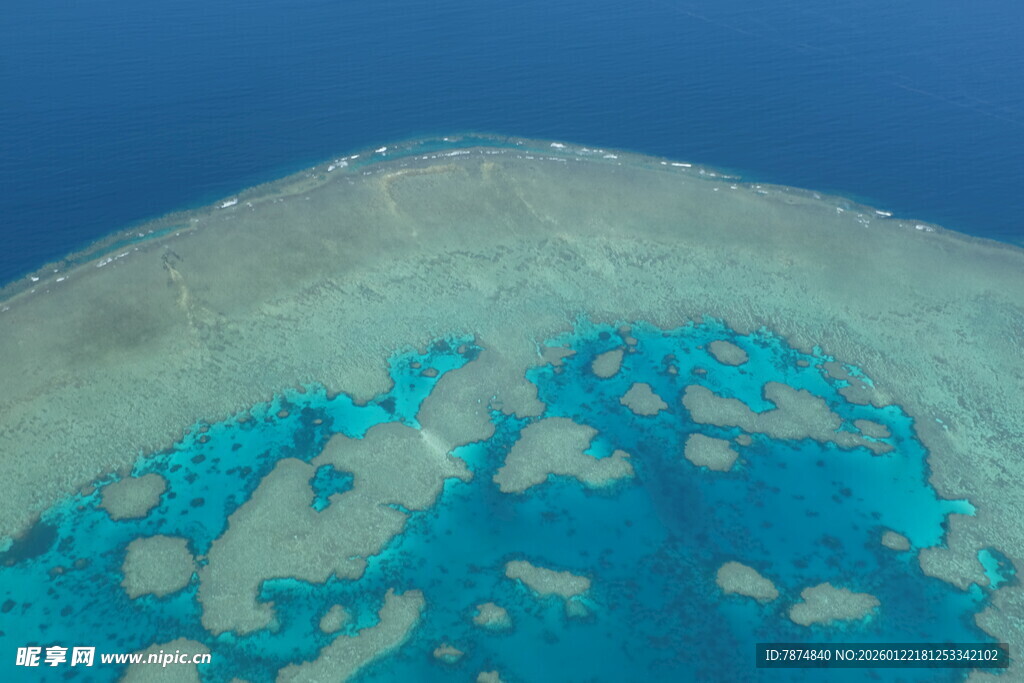 俯瞰美丽的蓝色珊瑚礁海域