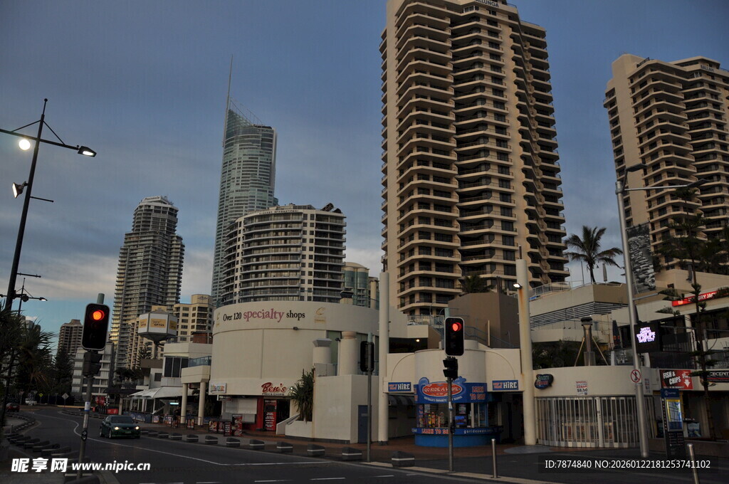城市街景中的高楼建筑