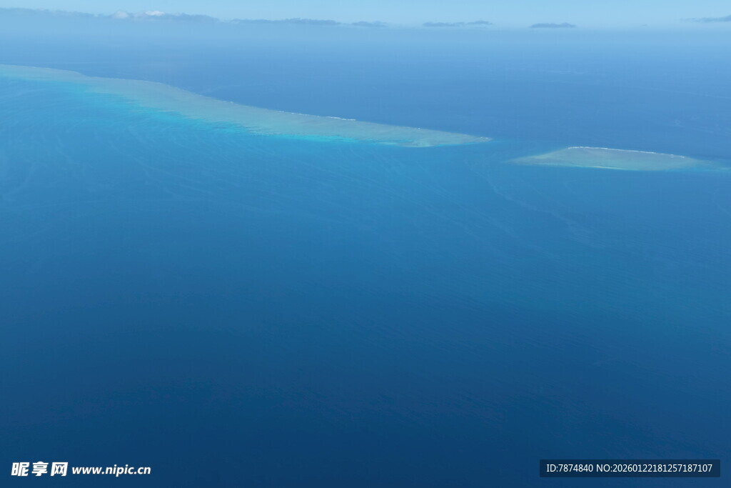 俯瞰蔚蓝大海中的狭长岛屿