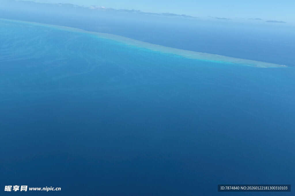 俯瞰蔚蓝海洋中的狭长浅滩