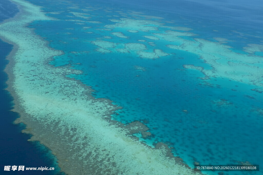 俯瞰美丽的蓝色珊瑚礁
