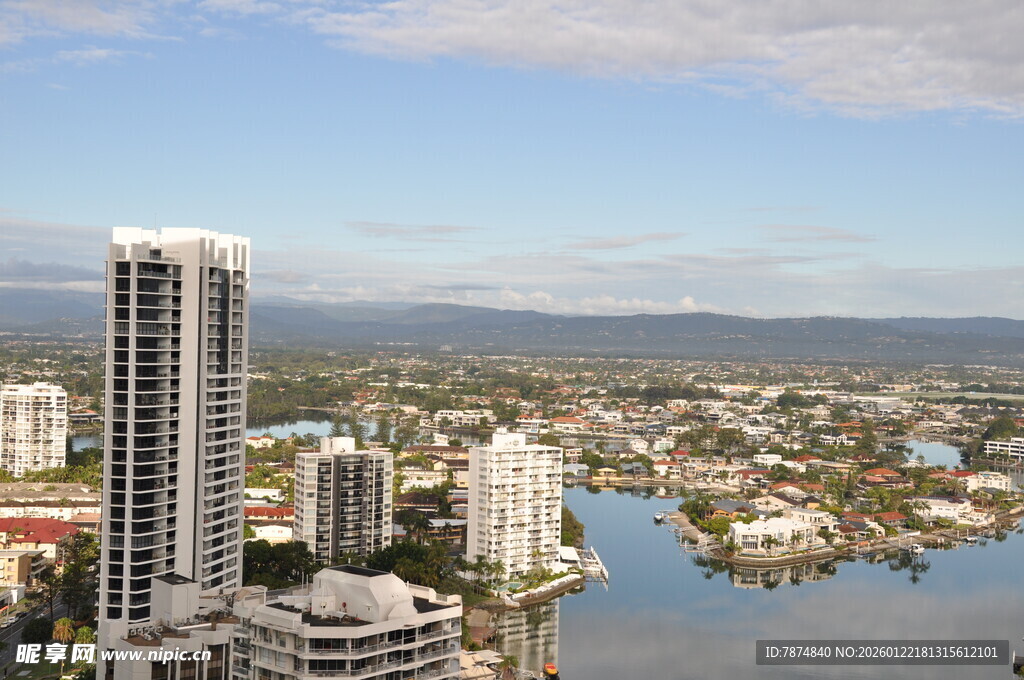 城市河畔高楼景观