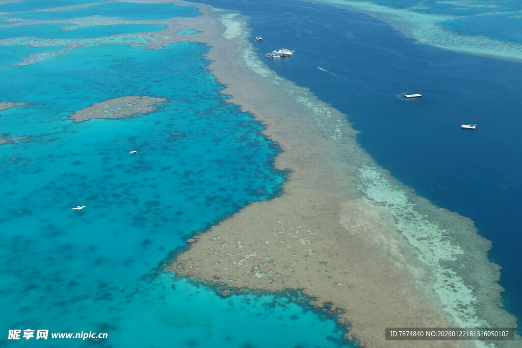 俯瞰美丽珊瑚礁海域