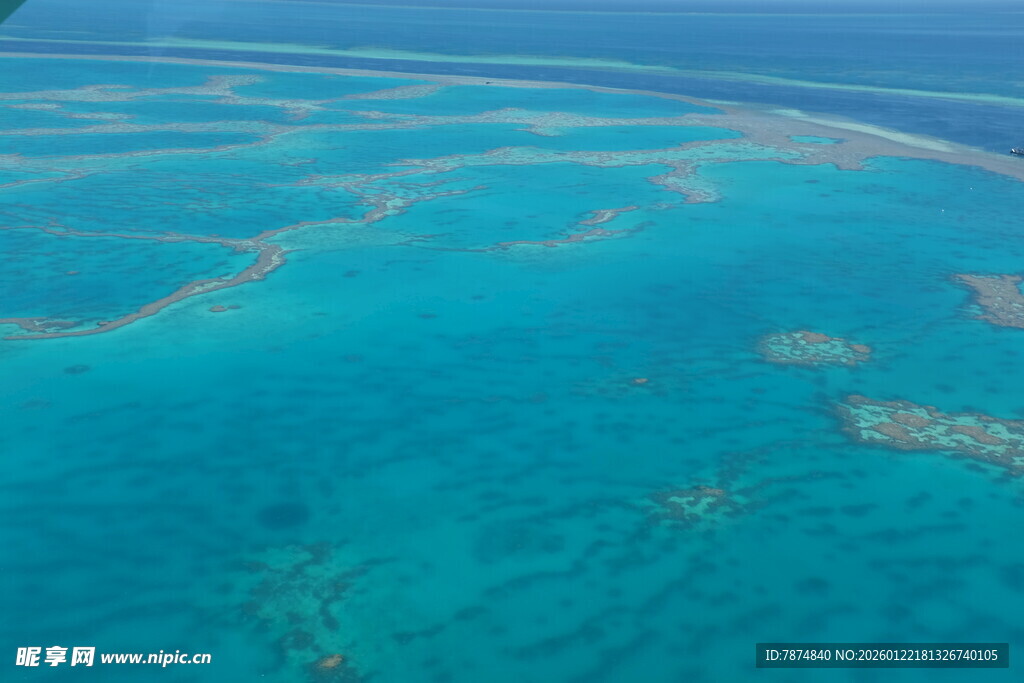 美丽清澈的蓝色海洋景观