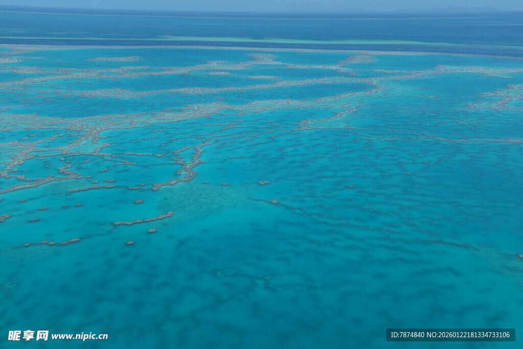 俯瞰美丽的蓝绿色海洋景观