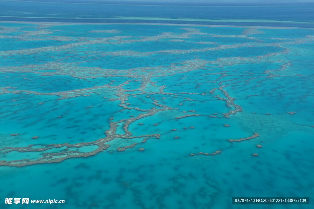 俯瞰美丽的蓝色珊瑚礁海域