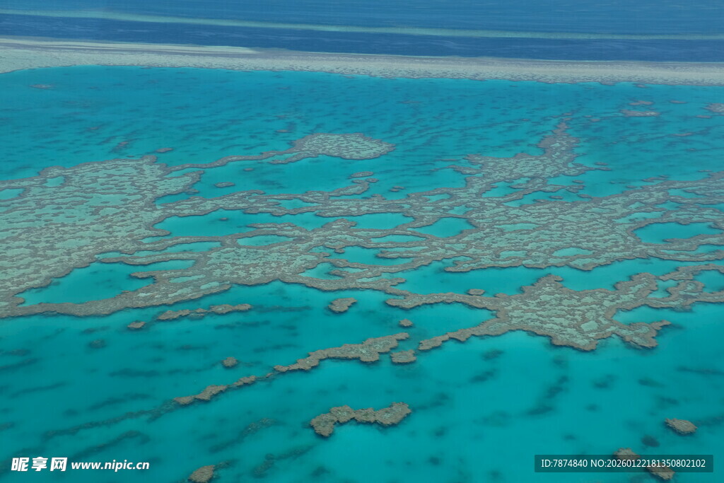 俯瞰美丽的蓝色珊瑚礁群