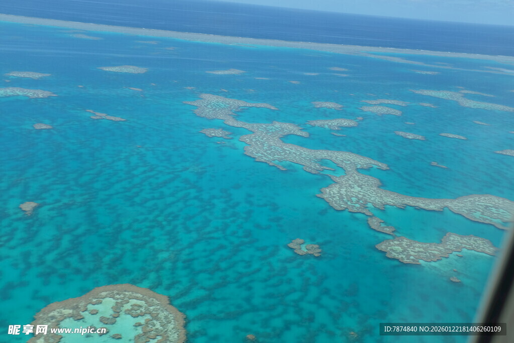 俯瞰美丽珊瑚礁海域